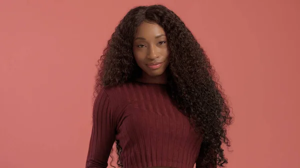 長い巻き毛と完璧な笑顔の美しさ黒混血アフリカ系アメリカ人女性 — ストック写真