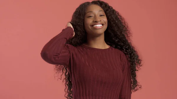 Piękna czarna mieszanej rasy african american kobieta z długie kręcone włosy i piękny uśmiech — Zdjęcie stockowe