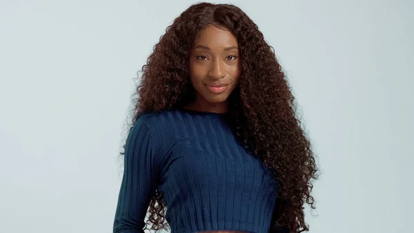 Beleza preto misto raça afro-americana com cabelo encaracolado longo e sorriso perfeito — Fotografia de Stock