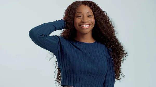 Bellezza nera mista razza africana donna americana con lunghi capelli ricci e sorriso perfetto — Foto Stock