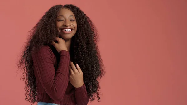 Bellezza nera mista razza africana donna americana con lunghi capelli ricci e sorriso perfetto — Foto Stock