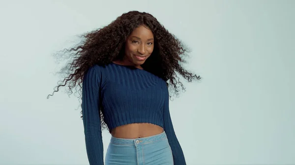 Schönheit schwarze Mischling afrikanische Amerikanerin mit langen lockigen Haaren und perfektem Lächeln — Stockfoto