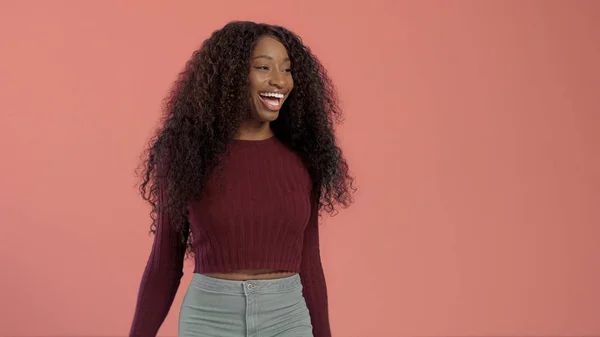 Schönheit schwarze Mischling afrikanische Amerikanerin mit langen lockigen Haaren und perfektem Lächeln — Stockfoto