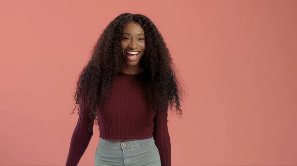 Bellezza nera mista razza africana donna americana con lunghi capelli ricci e sorriso perfetto — Foto Stock