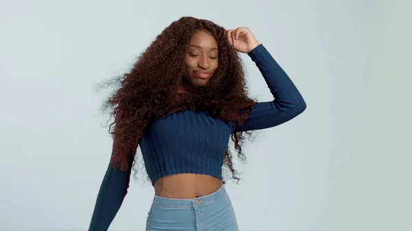 Skönhet svart blandad ras afroamerikanska kvinna med långt lockigt hår och perfekt leende — Stockfoto