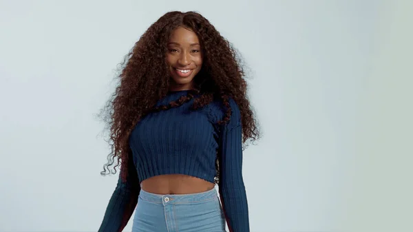 Skönhet svart blandad ras afroamerikanska kvinna med långt lockigt hår och perfekt leende — Stockfoto