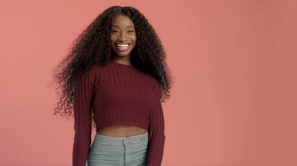 長い巻き毛と完璧な笑顔の美しさ黒混血アフリカ系アメリカ人女性 — ストック写真