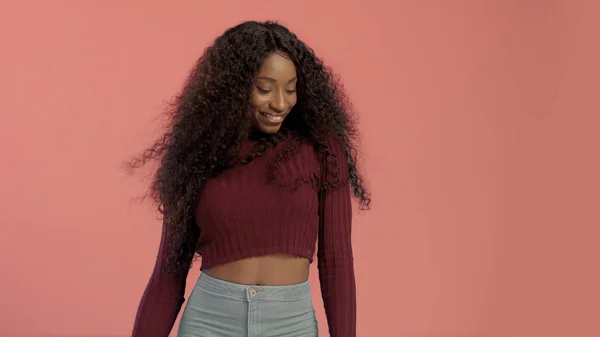Beleza preto misto raça afro-americana com cabelo encaracolado longo e sorriso perfeito — Fotografia de Stock