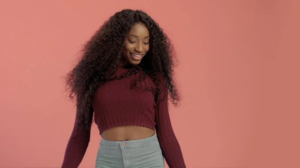 Beleza preto misto raça afro-americana com cabelo encaracolado longo e sorriso perfeito — Fotografia de Stock