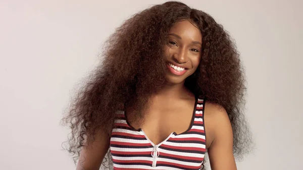 美黑色混合种族非洲裔美国妇女与长卷曲的头发和完美的笑容 — 图库照片
