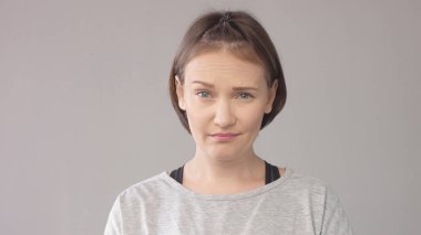 Grey mutlu gülümseyen kadın