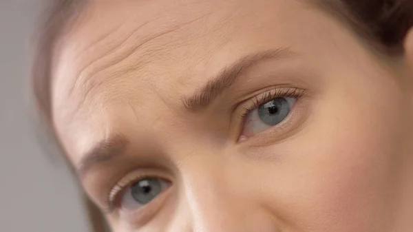 Closeup portret van middelbare leeftijd vrouw tonen haar huid — Stockfoto