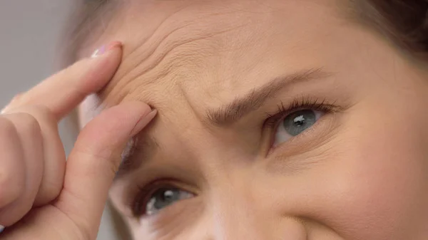 Potret closeup dari usia pertengahan wanita menunjukkan kulitnya — Stok Foto