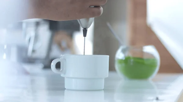 Preparação de chá Matcha no café por misto raça barman — Fotografia de Stock