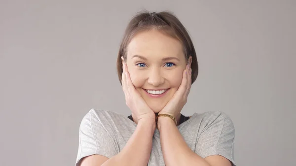 Felice donna sorridente sul grigio — Foto Stock