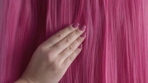 Χρώμα ροζ δημιουργική μαλλιά υφή κινηματογράφηση σε πρώτο πλάνο — Αρχείο Βίντεο