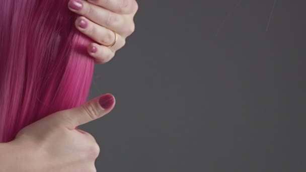 Roze creatieve kleur haar textuur closeup — Stockvideo