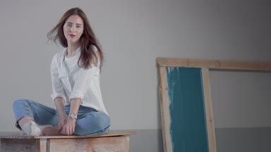 kadın endüstriyel Studio kot pantolon ve beyaz gömlek giyer