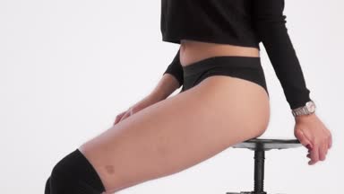 Studio uzun düz saçlı kadın dansçı