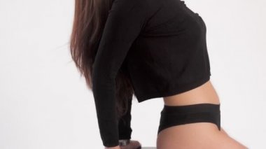 Studio uzun düz saçlı kadın dansçı