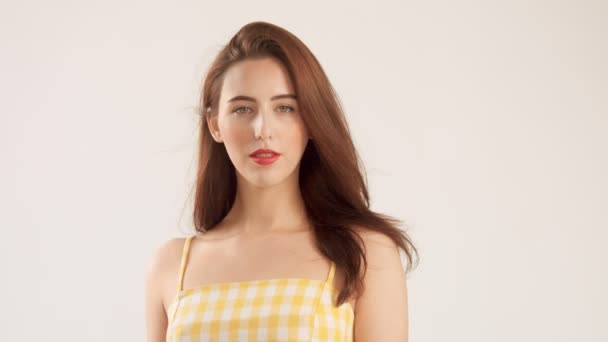 Femme porte look d'été en studio avec des cheveux soufflants — Video