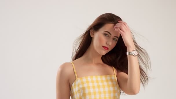 Mulher usa look de verão em estúdio com cabelo soprando — Vídeo de Stock