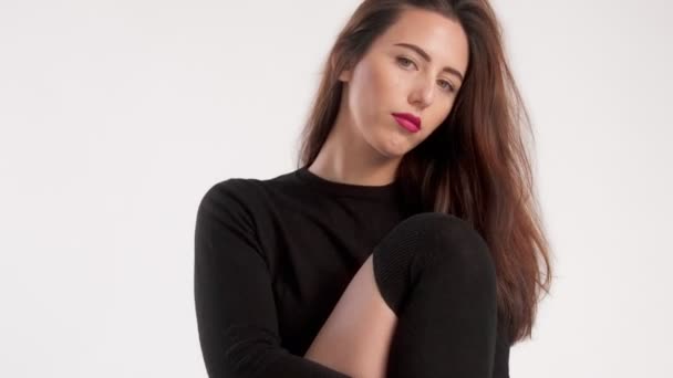 Close-up retrato de mulher usa camisa preta — Vídeo de Stock