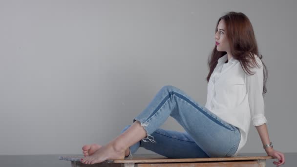 Woman in industrial studio wears jeans and white shirt — Stock Video