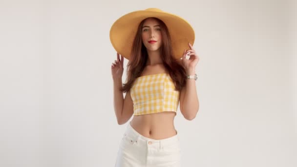 SUMMER LOOK WOMAN MODEL IN YELLOW TOP ON WHITE BACKGROUND — Stock Video