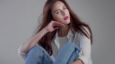 kadın endüstriyel Studio kot pantolon ve beyaz gömlek giyer