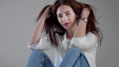 kadın endüstriyel Studio kot pantolon ve beyaz gömlek giyer