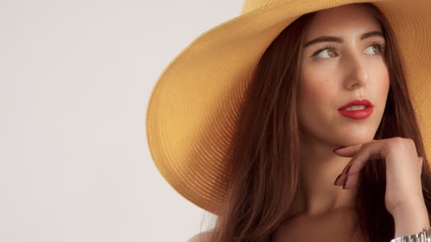 Close-up retrato de mulher com grande cabelo liso usa grande verão chapéu amarelado — Vídeo de Stock