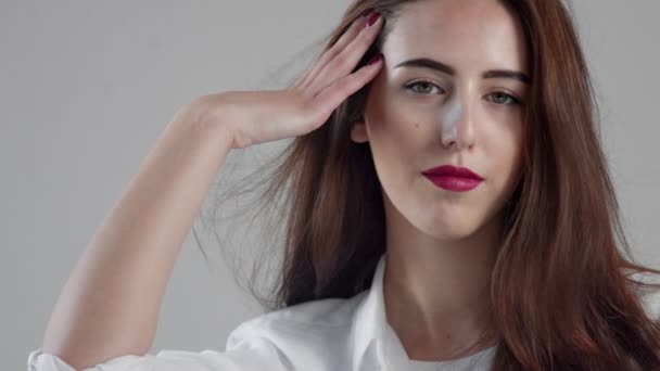 Close-up retrato de youn mulher modelo no estúdio com sopro de cabelo — Vídeo de Stock