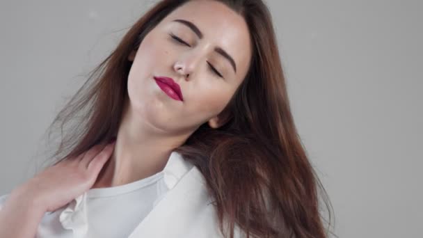 Close-up retrato de youn mulher modelo no estúdio com sopro de cabelo — Vídeo de Stock