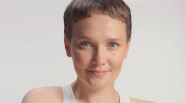 Stüdyodaki kadın surat yapıyor.