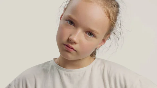 Jeune fille en studio sur blanc — Photo