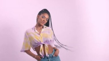 Stüdyo portresindeki karışık ırk modeli ve Afrikalı saç örgüleri.