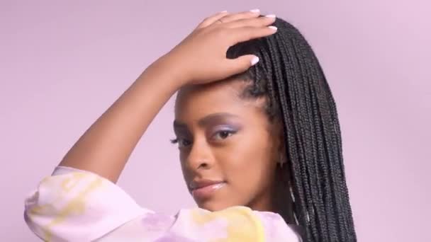 Mixed Race Model mit afrikanischen Haarzöpfen im Studioporträt — Stockvideo