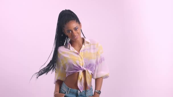 Smíšené rasy model s africkými vlasy copánky ve studiu Portrét — Stock video
