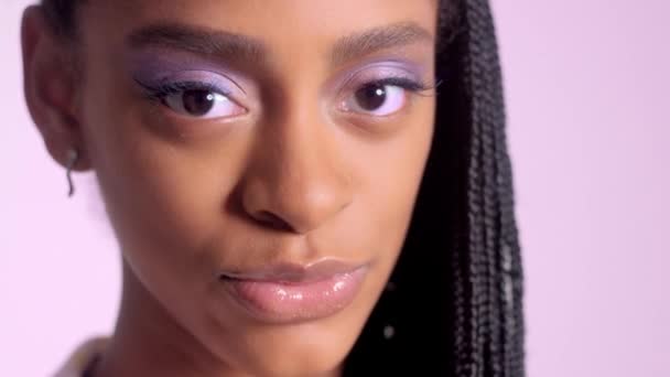 Mixed Race Model mit afrikanischen Haarzöpfen im Studioporträt — Stockvideo