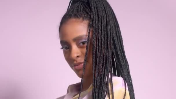 Modelo de raza mixta con trenzas africanas en estudio POrtrait — Vídeo de stock