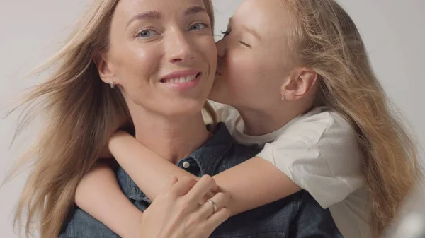 Mutter mit ihrer Teenie-Tochter auf Händen — Stockfoto