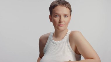 Stüdyodaki kadın surat yapıyor.