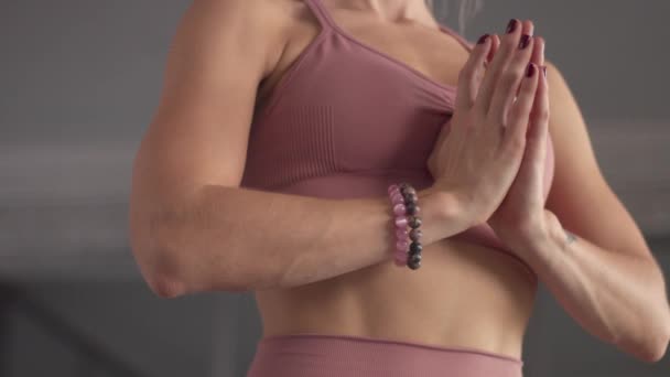 Jeune femme fait du yoga dans son studio d'accueil — Video