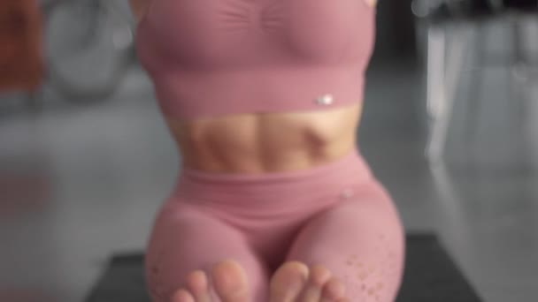 Jonge vrouw maakt yoga in haar thuisstudio — Stockvideo
