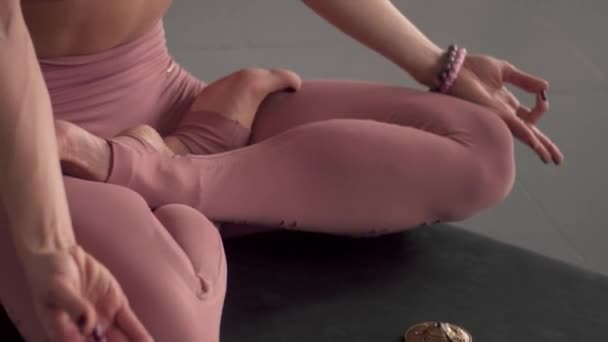 Giovane donna fa yoga nel suo studio di casa — Video Stock