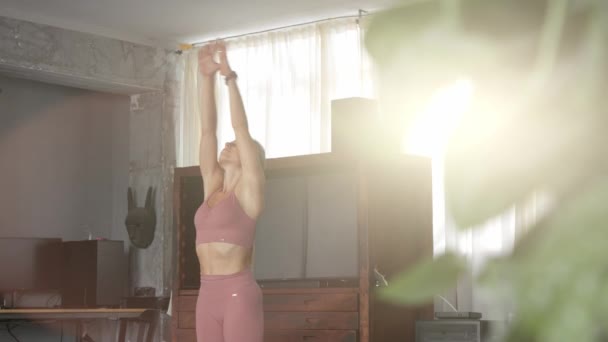 Jeune femme fait du yoga dans son studio d'accueil — Video