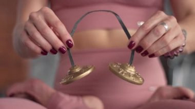 Genç kadın kendi stüdyosunda yoga yapıyor.