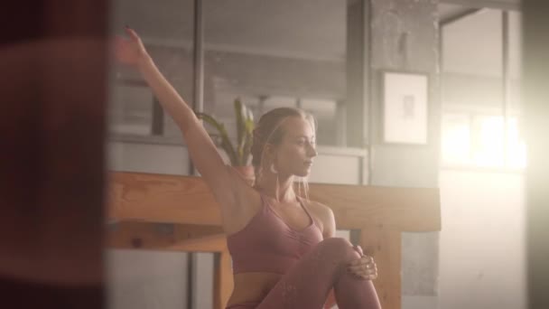 Genç kadın kendi stüdyosunda yoga yapıyor. — Stok video