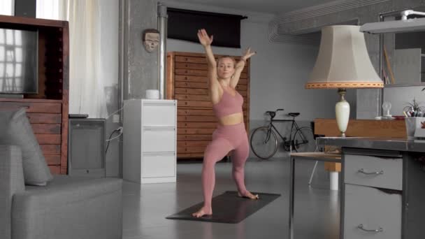 Young woman makes yoga in her home studio — Stock Video